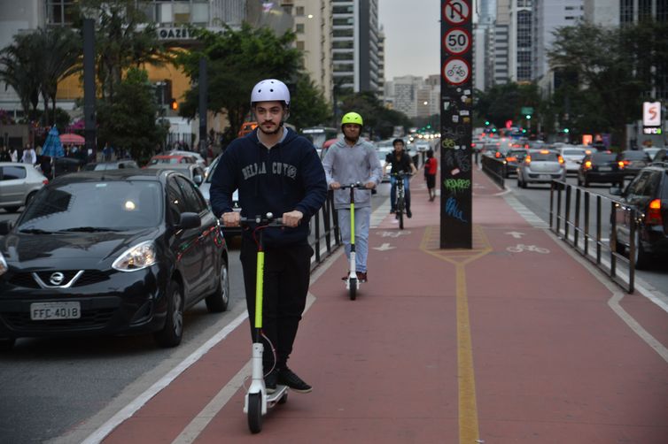 Prefeitura de SP começa a fiscalizar bicicletas e patinetes elétricos