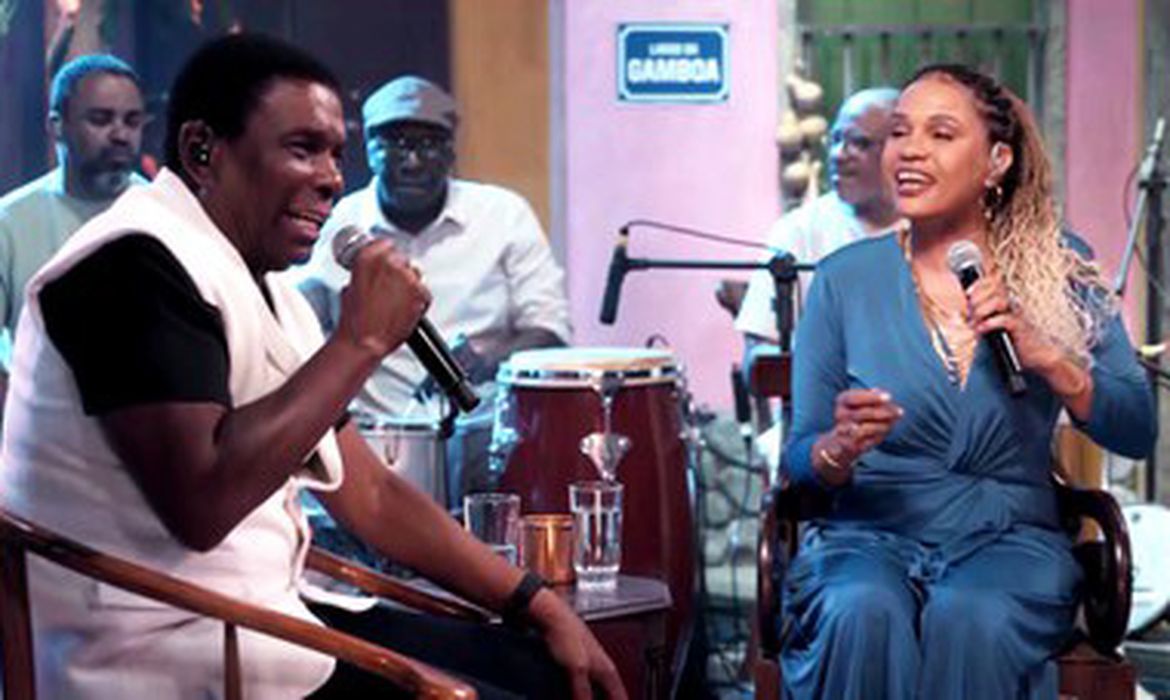 Rio de Janeiro (RJ) 28/02/2025 - Neguinho da Beija-Flor solta a voz e canta sucessos no Samba na Gamboa, da TV Brasil. Frame: TV Brasil/Divulgação