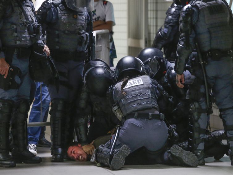Paulo Pinto/Agência Brasil São Paulo SP 18/01/2023 Manifestação no centro da cidade contra o aumento das tarifas do metrô, CPTM e EMTU e contra as privatizações do governo Tarcísio. Policiais no Metro Republicas detém um cidadão .Foto Paulo Pinto/Agencia Brasil