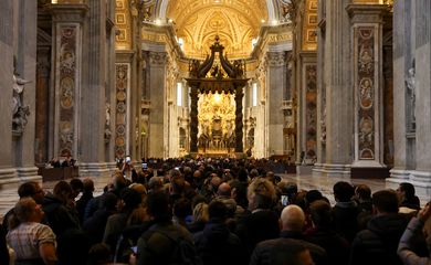 Fiéis prestam homenagem ao ex-papa Bento 16 na Basílica de São Pedro, no Vaticano