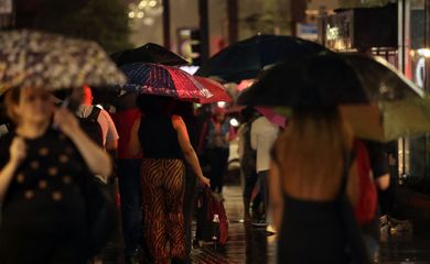 São Paulo (SP), 31/03/2025 - Pessoas durante chuva na Avenida Paulista. Foto: Paulo Pinto/Agência Brasil