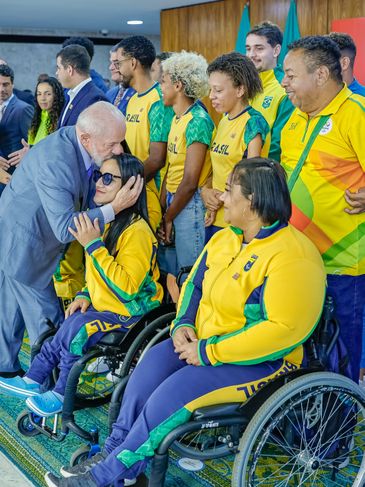 Brasília (DF), 11.07.2024 - Presidente da República, Luiz Inácio Lula da Silva e a Judoca e Atleta Olímpica, Rafaela Silva, durante encontro com Atletas Paralímpicos e Olímpicos, no Palácio do Planalto. Foto: Ricardo Stuckert/PR