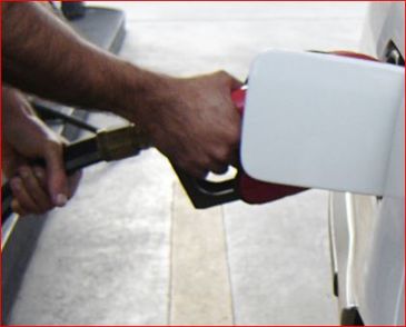 Homem abastece carro em posto de gasolina