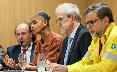 Brasília (DF), 27/02/2025 – A ministra do meio Ambiente, Marina Silva (c), durante coletiva de imprensa sobre a declaração oficial de emergência ambiental por risco de incêndios florestais no Brasil em 2025 e as ações para a prevenção, preparação e controle dos incêndios. 
Foto: Antonio Cruz/Agência Brasil