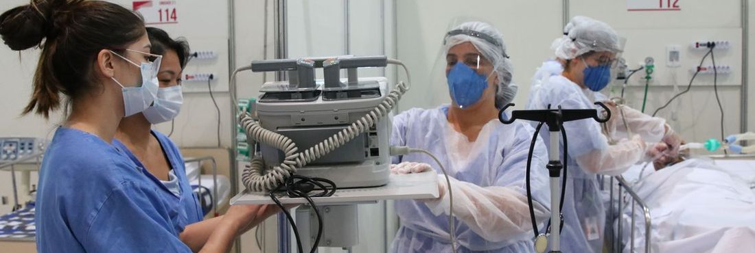 enfermeiros_em_hospital_de_campanha.jpg Enfermeiros em hospital de campanha