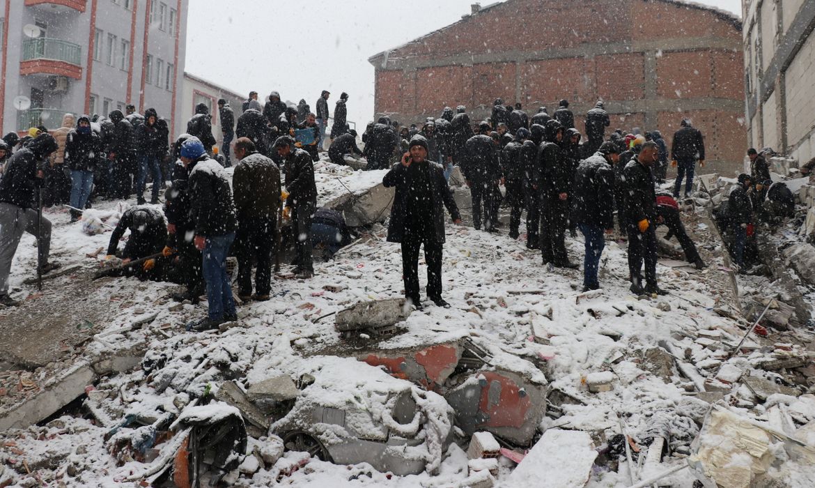 Socorristas realizam resgate em escombros de um edifício, em Malatya, Turquia