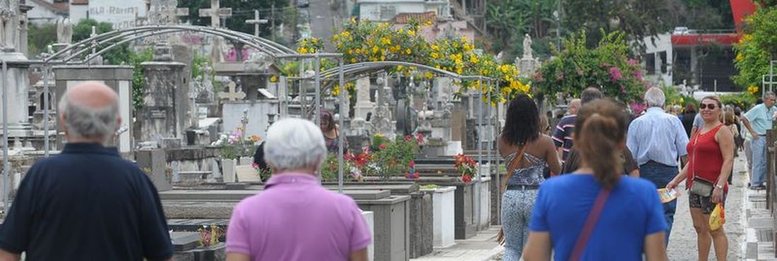 Dia de Finados foi de intenso movimento no Cemitério São João Batista, em Botafogo, zona sul do Rio 