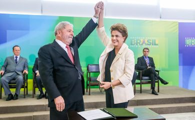 Brasília - Presidenta Dilma Rousseff com o novo ministro da Casa Civil, Luiz Inácio Lula da Silva, na cerimônia de posse de novos ministros da Justiça, da Secretaria de Aviação Civil e do Gabinete Pessoal da Presidenta da República  (José