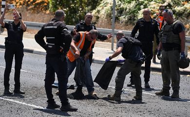 Autoridades israelenses observam impacto de projétil em Nahariya
 6/8/2024   REUTERS/Rami Shlush