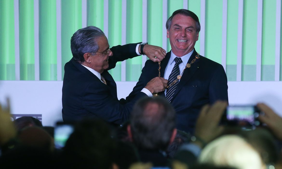 O presidente Jair Bolsonaro recebe o Grande Colar da Ordem do Mérito Industrial da CNI