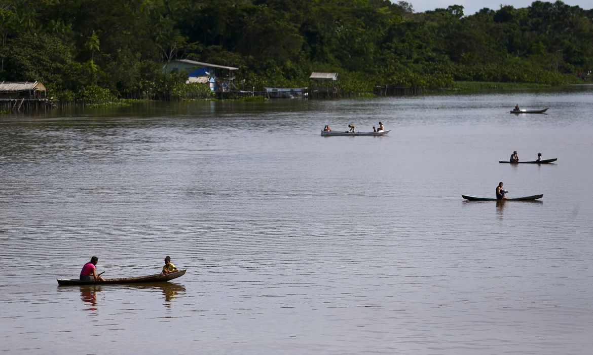 Moradores de comunidades ribeirinhas do arquipélago de Marajó se aproximam do Navio Auxiliar Pará.