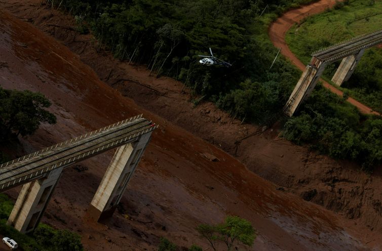 A helicopter flies over a dam owned by Brazilian miner Vale SA that burst, in Brumadinho, Brazil January 25, 2019. REUTERS/Washington Alves