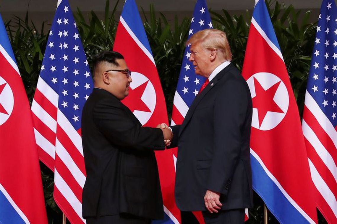 Presidente dos EUA, Donald Trump, aperta a mão do líder da Coreia do Norte, Kim Jong Un - Reuters/Jonathan Ernst/Direitos Reservados 