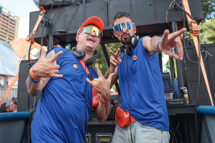 Brasília (DF), 14/02/2026 - Carnaval de rua Bloco Aparelhinho no setor bancário sul, os Djs,  Rodrigo Barat (e) e Rafael Ops (d).
Foto: Joédson Alves/Agência Brasil