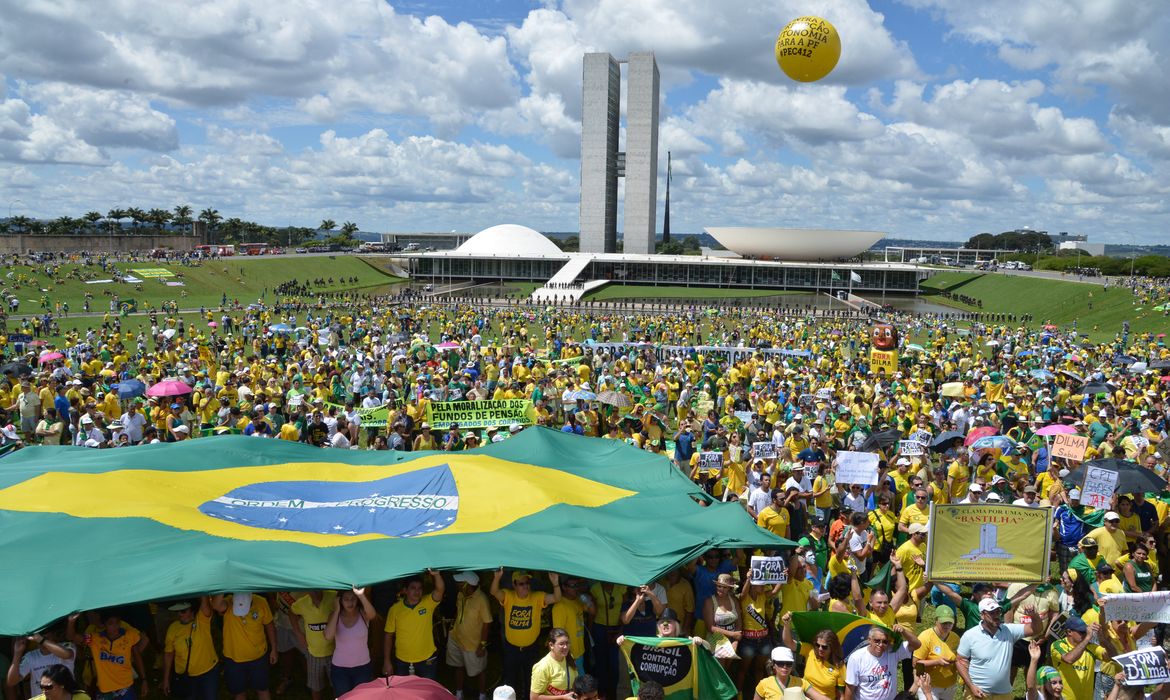 A população de Brasília protesta, pela segunda vez, contra a corrupção e contra o governo federal. Há manifestações em várias cidades do país (Valter Campanato/ Agência Brasil)