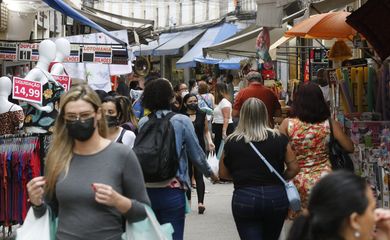 Movimento de vendas de brinquedos para o Dia das Crianças, comércio varejista nas ruas do Polo Saara, centro do Rio de Janeiro.