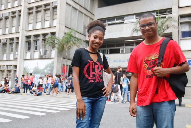 Rio de Janeiro -  Os estudantes Karolina Oliveira e Thiago Salustriano, primeiros a chegar para o segundo dia de provas do ENEM, na UERJ. (Foto: Fernando Frazão/ Agência Brasil)