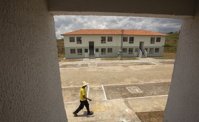 Santo Amaro da Purificação (BA), 13/02/2023 - Um homem é visto caminhado no complexo de apartamentos que presidente Luiz Inacio Lula da Silva entregará, cerca de 2.745 unidades do Minha Casa, Minha Vida, em Santo Amaro (BA). 