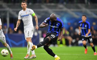 Romelu Lukaku marca o quarto gol da Inter contra o Viktoria Plzen na Liga dos Campeões