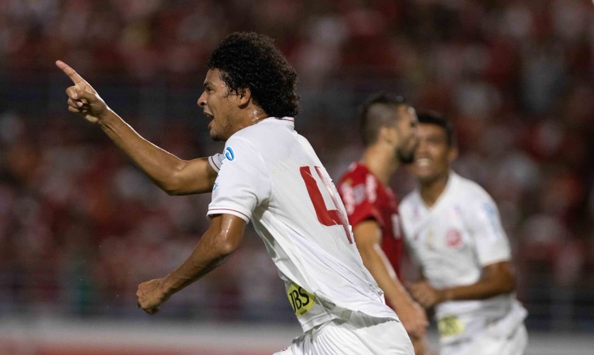 Luanderson comemora gol do Náutico sobre CRB na Copa do Nordeste