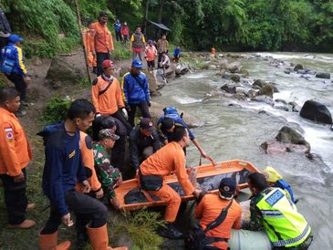 MATERIAL SENSÍVEL. ESTA IMAGEM PODE OFERECER OU PERTURBAR Trabalhadores de resgate transportam o corpo de um passageiro de ônibus de Sriwijaya após um acidente na área de Liku Lematang, província de Sumatra do Sul, Indonésia, 24 de dezembro de 2019 