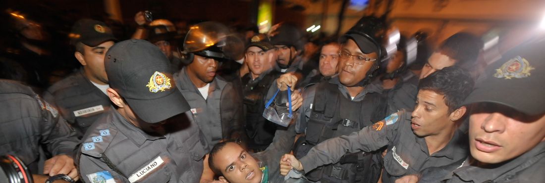 Rio de Janeiro - Manifestantes e polícia entram em confronto em frente ao Palácio Guanabara. Polícia usa bomba de gás para dispersar o protesto