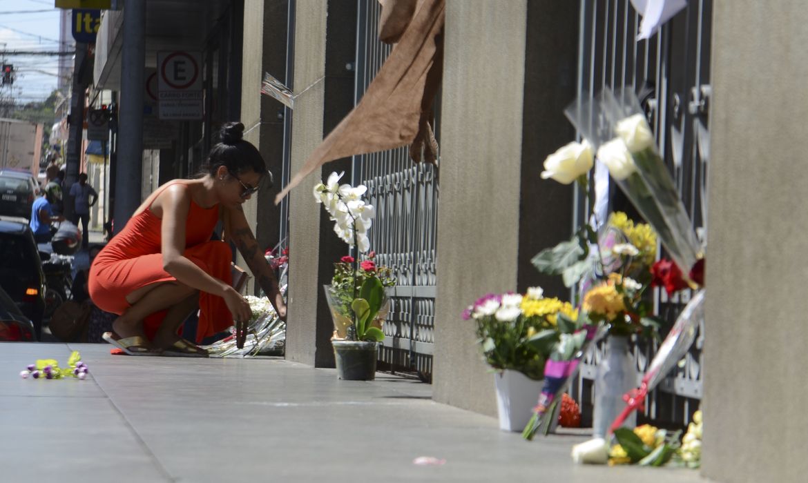 Flores são colocadas em frente à Catedral Metropolitana de Campinas em homenagens as vítimas mortas durante a missa de ontem (11).