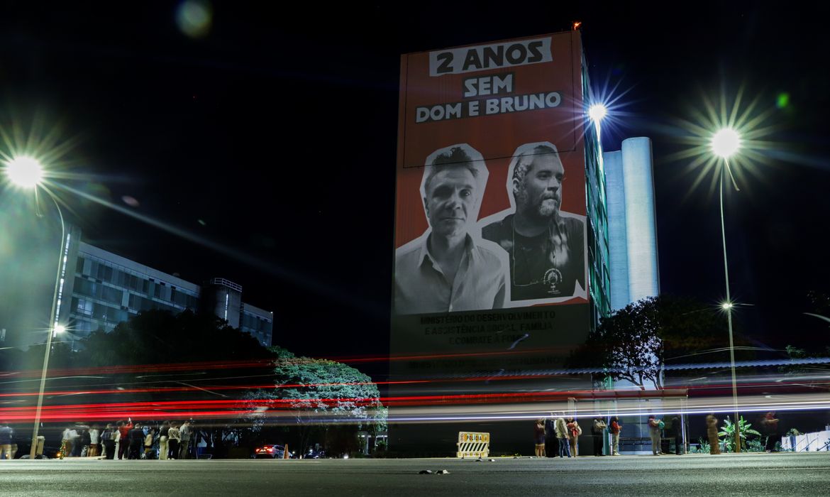Brasília (DF) 05/06/2024 - Em memoraria aos dois anos da morte do indigenista Bruno Pereira e do jornalista Dom Phillips, imagens são projetadas na parede do ministério dos Direitos Humanos
Foto: Joédson Alves/Agência Brasil