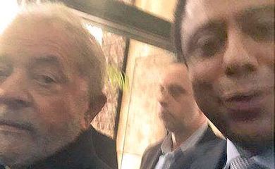 Lula e deputado Orlando Silva no Aeroporto de Congonhas (Reprodução/Twitter/Orlando Silva)