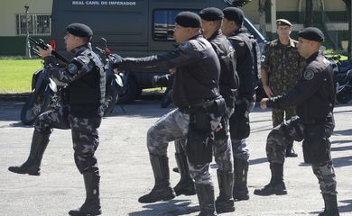 O Gabinete de Intervenção Federal faz entrega à Polícia Militar de fuzis no Quartel do 1º Batalhão de Guarda, em São Cristóvão, na zona norte do Rio de Janeiro.