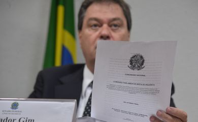 O vice-presidente da CPI mista da Petrobras, senador Gim Argello, mostra o relatório final dos trabalhos da comissão (Valter Campanto/Agência Brasil)