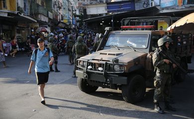 RRio de Janeiro - Militares continuam na favela da Rocinha para combater confrontos entre facções de traficantes de drogas (Fernando Frazão/Agência Brasil)