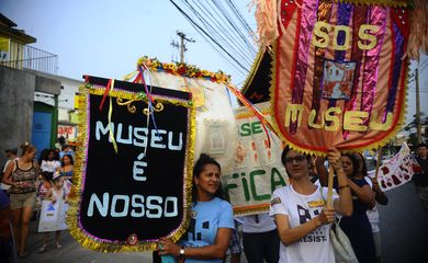 Moradores do complexo de favelas e artistas plásticos protestam com caminhada e performances contra o fechamento do Museu da Maré, centro de referência histórica e cultural da comunidade (Fernando Frazão/Agência Brasil)