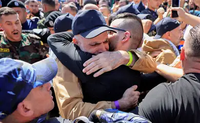 Prisioneiro palestinos libertado por Israel abraça parentes em Ramallah, na Cisjordânia ocupada por Israel
13/10/2025 Reuters/Mussa Qawasma/Proibida reprodução