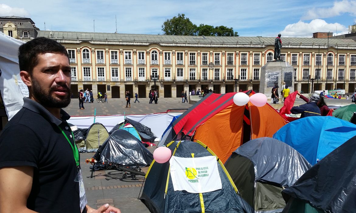 Jovens acampam no centro histórico da capital para exigir acordo de paz imediato na Colômbia