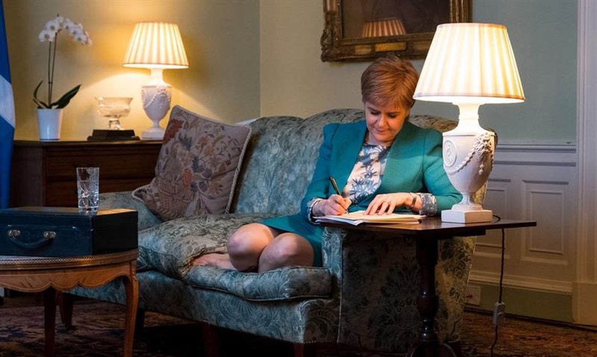 A ministra principal da Escócia, Nicola Sturgeon, redige carta à primeira-ministra britânica Theresa May pedindo novo referendo de independência, em Edimburgo, Escócia
