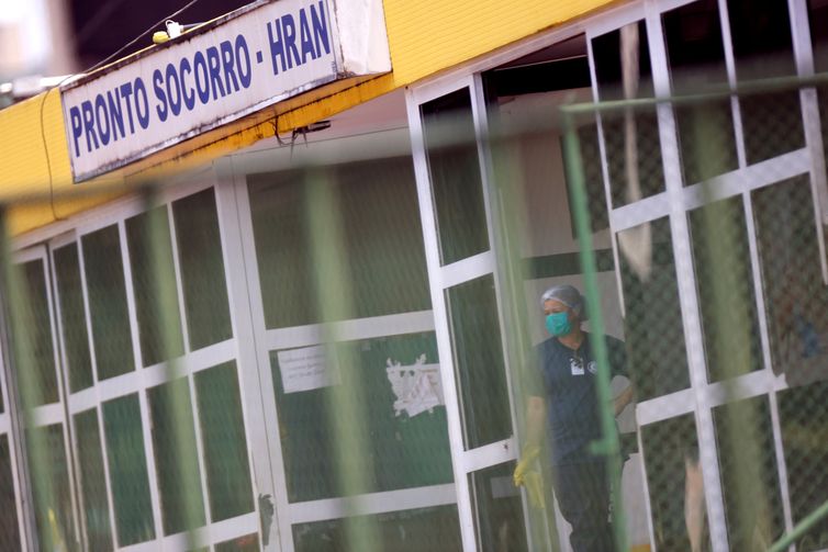 Um funcionário do hospital usa uma máscara protetora no Hospital Regional da Asa Norte (HRAN), após confirmação do primeiro caso de coronavírus em Brasília

