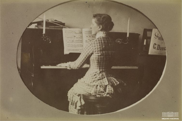 Princesa Isabel tocando piano, s.d. Arquivo Nacional. Fundo Família Vieira Tosta. BR_RJANRIO_RI_0_FOT_12
