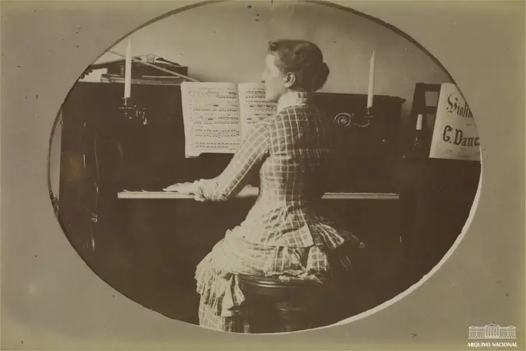 Arquivo Nacional Princesa Isabel tocando piano, s.d. Arquivo Nacional. Fundo Família Vieira Tosta. BR_RJANRIO_RI_0_FOT_12