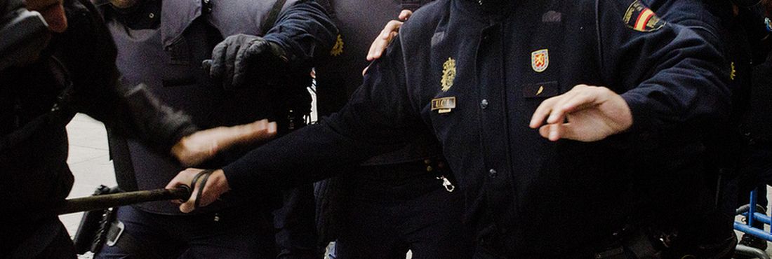 Policiais reprimem manifestação na Espanha