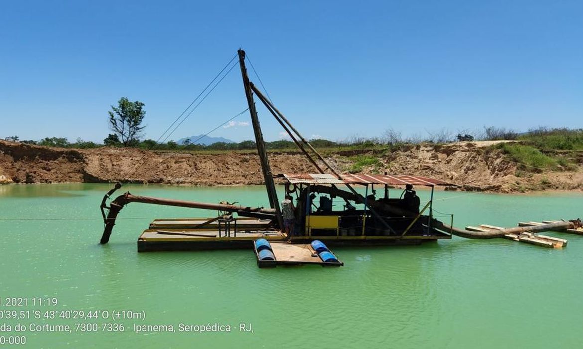 A Delegacia de Polícia Federal em Nova Iguaçu deflagrou  hoje (17) a Operação Peneira, com apoio da Agência Nacional de Mineração (ANM)  com a finalidade  de reprimir extração mineral clandestina na região de Seropédica, na Baixada Fluminense