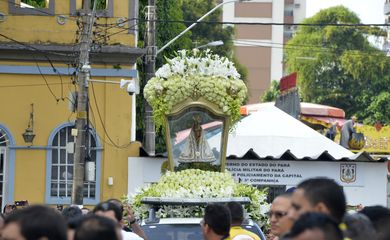 Belém/PA - Traslado da imagem de Nossa Senhora de Nazaré para Ananindeua-Marituba, durante o círio de Nazaré (Wilson Dias/AGência Brasil)