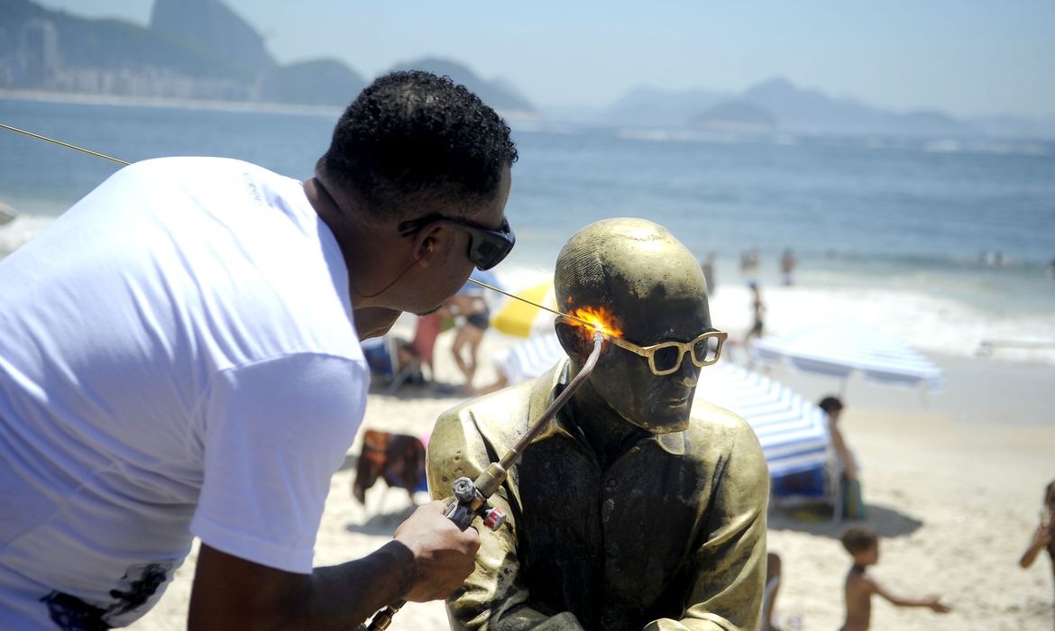 Rio de Janeiro - A estátua do poeta Carlos Drummond de Andrade, em Copacabana, na zona sul do Rio de Janeiro, recebeu hoje (26) novos óculos, depois ter o objeto roubado pela nona vez (Tânia Rêgo/Agência Brasil)