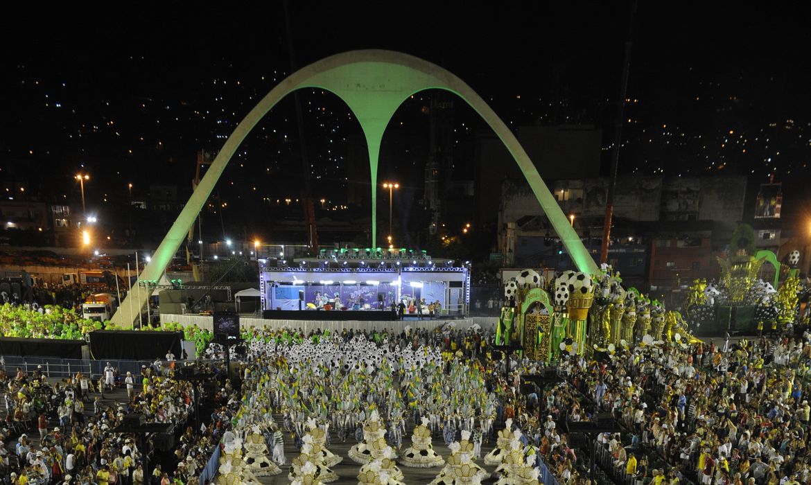   Rio de Janeiro - Escolas de samba do Grupo Especial se apresentam no Sambódromo da Marquês de Sapucaí, no segundo dia de desfiles (Fernando Frazão/Agência Brasil)