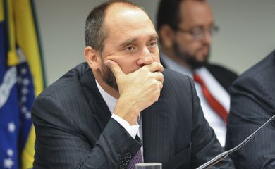 O advogado-geral da União, Luiz Inácio Adams presta depoimento na Comissão Parlamentar de Inquérito da Petrobras (José Cruz/Agência Brasil)