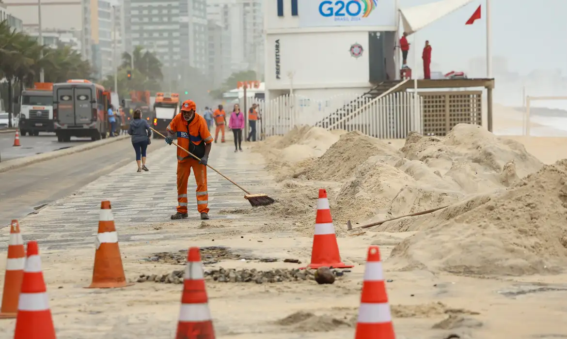 Rio de Janeiro (RJ), 01/07/2024 – Comlurb faz limpeza do calçadão da praia do Leblon após ondas invadirem o asfalto levando areia para a pista. Foto: Tomaz Silva/Agência Brasil