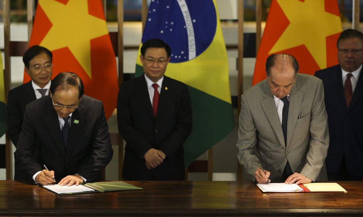 O Embaixador do Vietnã no Brasil, Do Ba Kho, o vice-primeiro-ministro vietnamita, Vuong Dinh Hue, o ministro das Relações Exteriores, Aloysio Nunes e o ministro da agricultura, Blairo Maggi durante assinatura de atos.