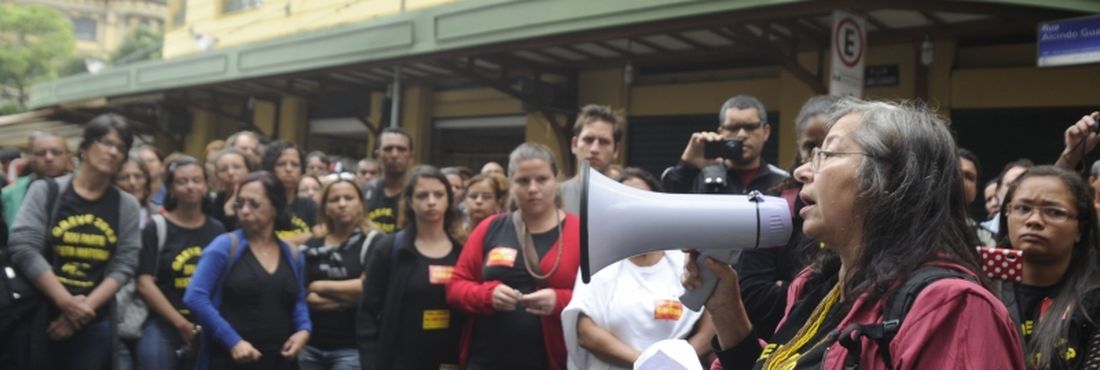 Professores da rede municipal de ensino protestam em frente à Câmara Municipal do Rio de Janeiro após a retirada forçada de manifestantes do Palácio Pedro Ernesto na noite do último sábado.