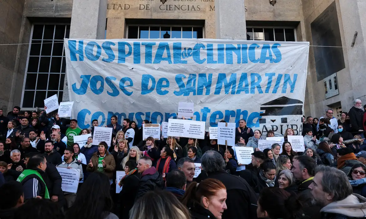 Medical residents and health workers gather during a demonstration in defense of public education and healthcare, outside the Hospital de Clinicas Jose de San Martin, in Buenos Aires, Argentina June 26, 2025. Reuters/Alessia Maccioni/Proibida reprodução