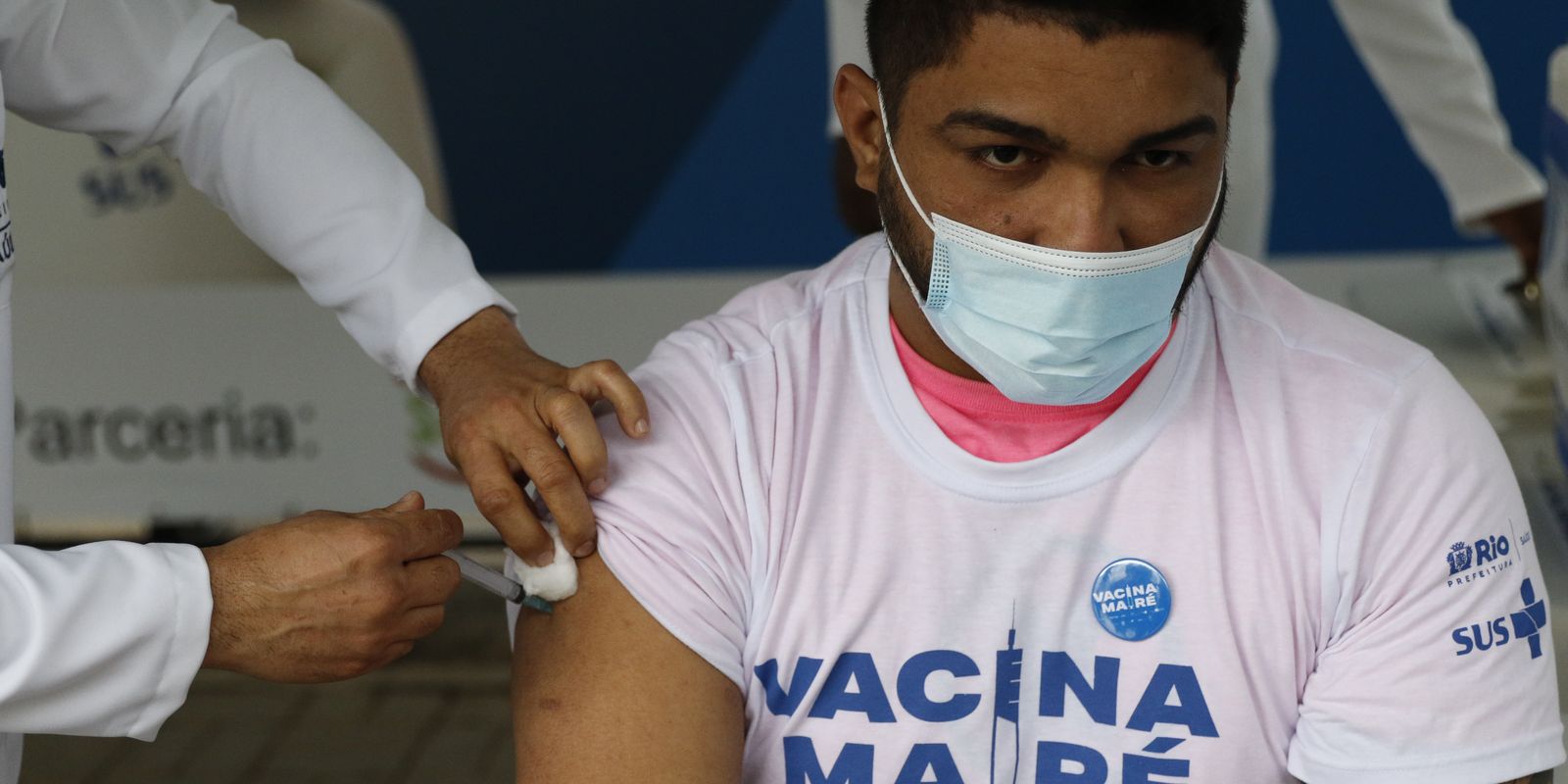 Vacinação em massa contra a covid-19 de moradores do Complexo da Maré.
